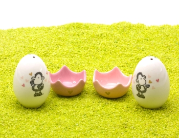 2er Set Eierbecher aus Porzellan mit Salz- und Pfefferstreuer Herzen