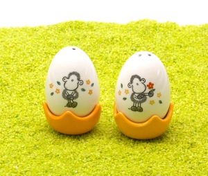 2er Set Eierbecher aus Porzellan mit Salz- und Pfefferstreuer Zusammen