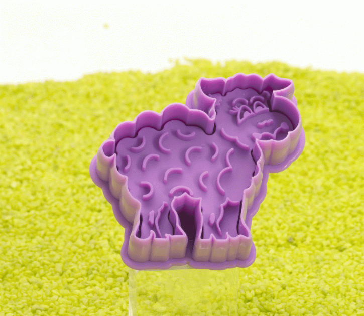Ausstecher aus Kunststoff zum Prägen Schaf lila 6cm